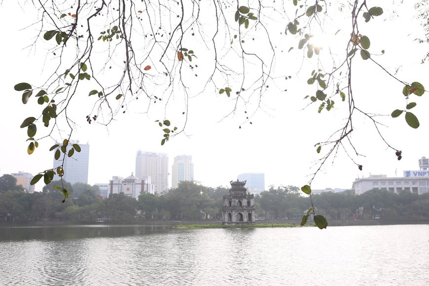 Hồ Gươm khúc giao mùa. (Ảnh: Anh Tuấn/TTXVN)