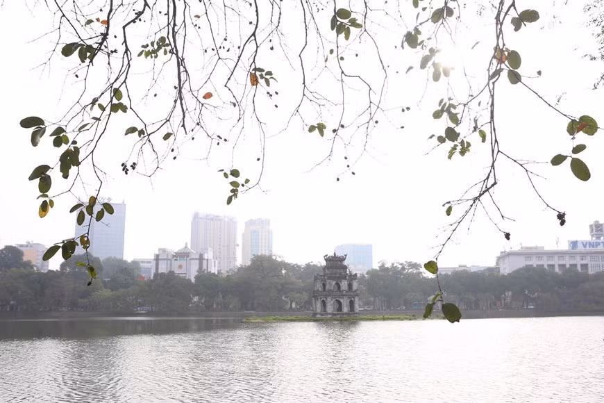Hồ Gươm khúc giao mùa. (Ảnh: Anh Tuấn/TTXVN)