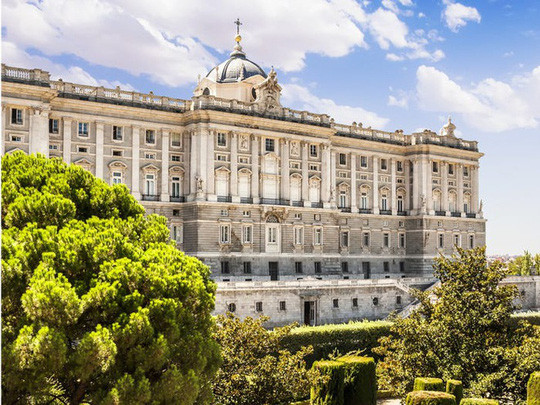 Cung điện hoàng gia Tây Ban Nha ở thủ đô Madrid có đến 3.000 căn phòng, là nơi làm việc của vua và hoàng hậu cũng như phục vụ việc đón tiếp khách. Kể từ năm 1962, các thành viên hoàng gia nước này sinh sống tại một cung điện khác có tên là Zarzuela. Ảnh: Shutterstock. Cung điện hoàng gia Tây Ban Nha ở thủ đô Madrid có đến 3.000 căn phòng, là nơi làm việc của vua và hoàng hậu cũng như phục vụ việc đón tiếp khách. Kể từ năm 1962, các thành viên hoàng gia nước này sinh sống tại một cung điện khác có tên là Zarzuela. Ảnh: Shutterstock.