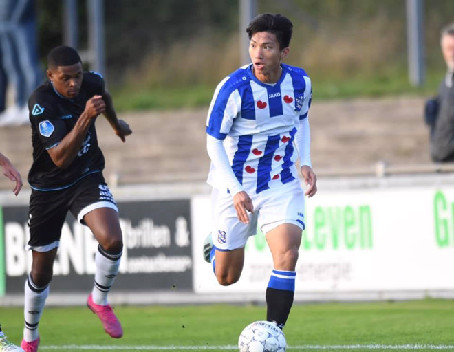 Văn Hậu (phải) từng bước trở thành thủ lĩnh của đội trẻ Jong SC Heerenveen - CLB SC Heerenveen