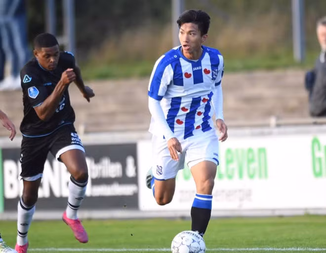 Văn Hậu (phải) từng bước trở thành thủ lĩnh của đội trẻ Jong SC Heerenveen - CLB SC Heerenveen
