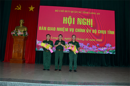 Trung tướng Trần Hoài Trung chúc mừng Đại tá Nguyễn Tuấn Bảo và Đại tá Trần Vinh Ngọc.