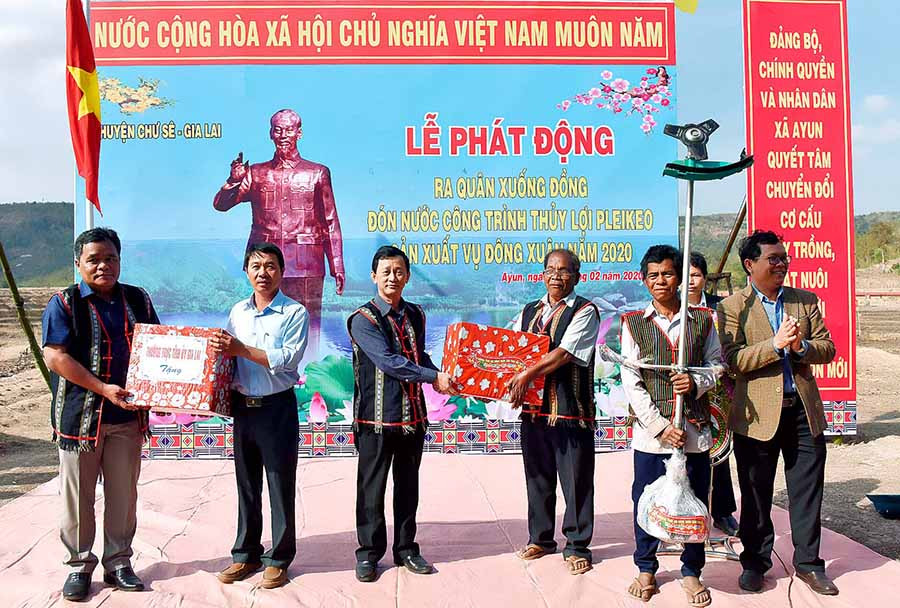 Bí thư Tỉnh ủy Dương Văn Trang (thứ 3 từ trái sang) và Phó Bí thư Thường trực Tỉnh ủy Hồ Văn Niên (bìa trái) tặng quà cho người dân xã Ayun. Ảnh: Đức Thụy