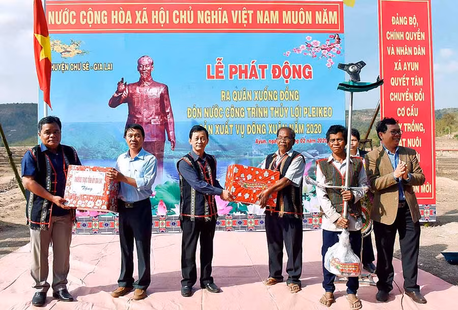 Bí thư Tỉnh ủy Dương Văn Trang (thứ 3 từ trái sang) và Phó Bí thư Thường trực Tỉnh ủy Hồ Văn Niên (bìa trái) tặng quà cho người dân xã Ayun. Ảnh: Đức Thụy