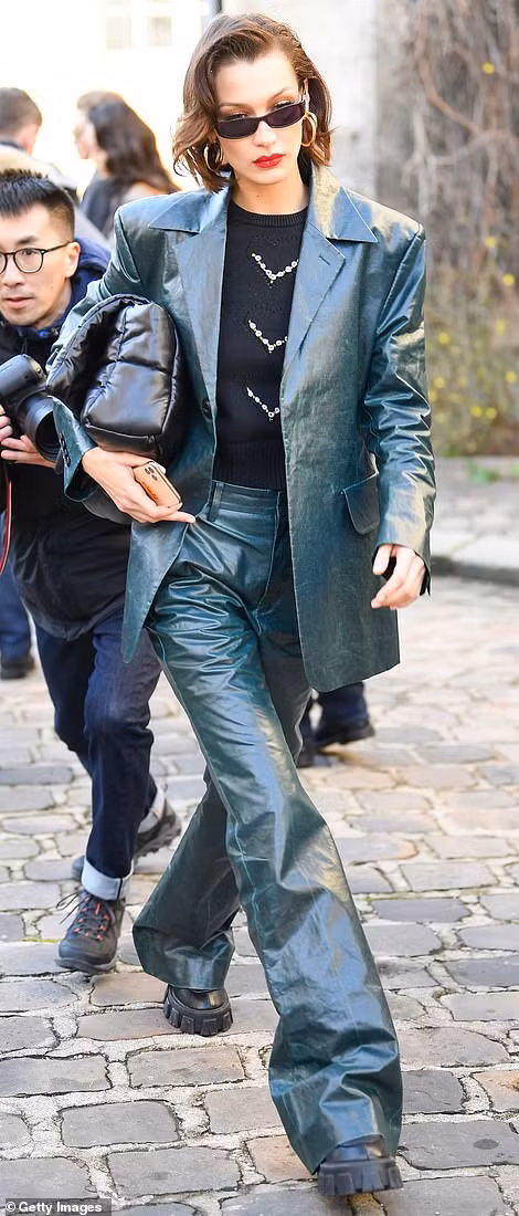 Cùng với Gigi Hadid, Bella Hadid đang là cái tên "càn quét" các sàn diễn thời trang trên thế giới. Cùng với Gigi Hadid, Bella Hadid đang là cái tên