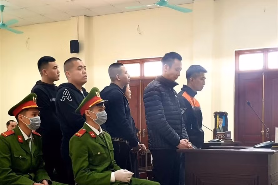 Các bị cáo tại phiên tòa sơ thẩm. Ảnh: N.Hường