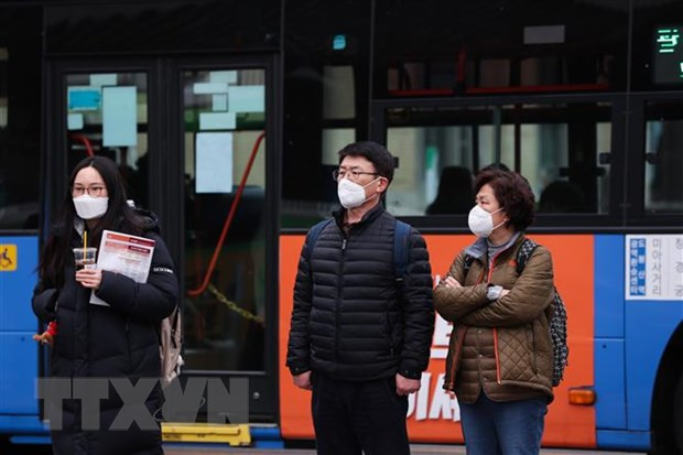 Người dân đeo khẩu trang để phòng tránh lây nhiễm COVID-19 tại Seoul, Hàn Quốc. (Ảnh: THX/TTXVN) Người dân đeo khẩu trang để phòng tránh lây nhiễm COVID-19 tại Seoul, Hàn Quốc. (Ảnh: THX/TTXVN)