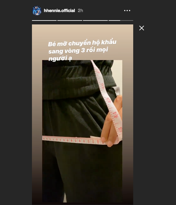 Bản tin Hoa hậu 12/2: Mới đây trên trang cá nhân Hoa hậu H'Hen Niê bất ngờ khoe clip cô tự 9đo số đo vòng 3 của mình. Sau một thời gian miệt mài luyện tập trở lại sau kỳ nghỉ Tết, Hen hồ hởi khoe 'bé mỡ chuyển hộ khẩu sang vòng 3 rồi mọi người ạ' và số đo vòng ba hiện tại của người đẹp là 101 cm. Bản tin Hoa hậu 12/2: Mới đây trên trang cá nhân Hoa hậu H'Hen Niê bất ngờ khoe clip cô tự 9đo số đo vòng 3 của mình. Sau một thời gian miệt mài luyện tập trở lại sau kỳ nghỉ Tết, Hen hồ hởi khoe 'bé mỡ chuyển hộ khẩu sang vòng 3 rồi mọi người ạ' và số đo vòng ba hiện tại của người đẹp là 101 cm.