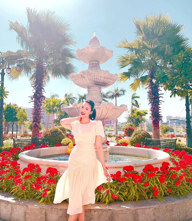 Thiết kế váy trắng với phần bèo nhún ở chân váy giúp che nhược điểm vòng eo và tạo cảm giác thân hình đồng hồ cát gợi cảm. Thiết kế váy trắng với phần bèo nhún ở chân váy giúp che nhược điểm vòng eo và tạo cảm giác thân hình đồng hồ cát gợi cảm.