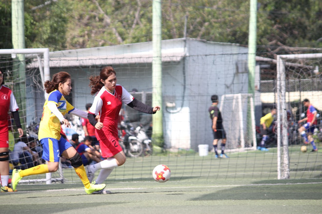 Các cầu thủ nữ vào bóng quyết liệt không kém gì những đồng nghiệp nam - Khánh Nguyễn