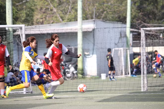 Các cầu thủ nữ vào bóng quyết liệt không kém gì những đồng nghiệp nam - Khánh Nguyễn