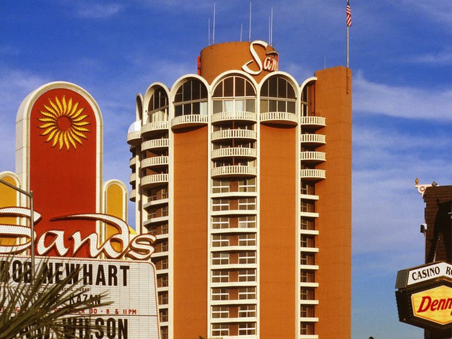 Sheldon Adelson không tham gia kinh doanh sòng bạc cho đến khi ông 55 tuổi. Năm 1989, ông mua lại sòng bạc Sands ở Las Vegas với giá 128 triệu USD và cho đại tu nó vào tháng 11/1996. Ảnh: Getty. Sheldon Adelson không tham gia kinh doanh sòng bạc cho đến khi ông 55 tuổi. Năm 1989, ông mua lại sòng bạc Sands ở Las Vegas với giá 128 triệu USD và cho đại tu nó vào tháng 11/1996. Ảnh: Getty.