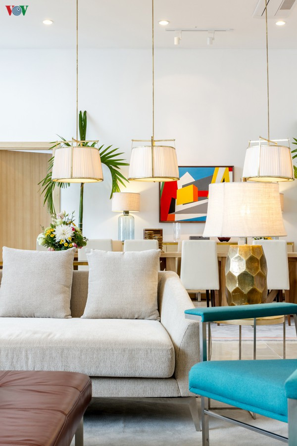Đồ nội thất được kết hợp nhiều kiểu dáng và chất liệu nhưng vẫn phù hợp hài hòa với nhau. Tổng thể không gian có tông màu sáng kết hợp với những điểm nhấn màu mạnh. Đồ nội thất được kết hợp nhiều kiểu dáng và chất liệu nhưng vẫn phù hợp hài hòa với nhau. Tổng thể không gian có tông màu sáng kết hợp với những điểm nhấn màu mạnh.
