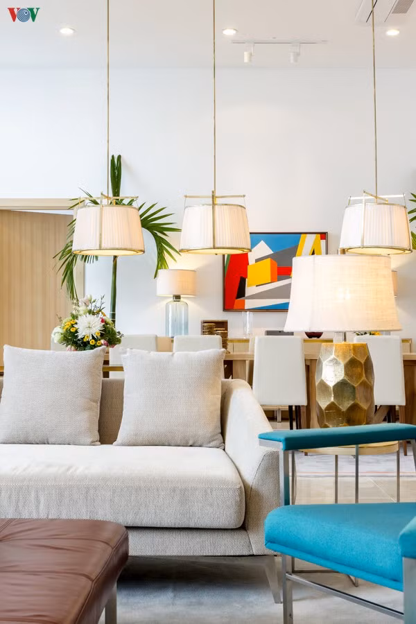 Đồ nội thất được kết hợp nhiều kiểu dáng và chất liệu nhưng vẫn phù hợp hài hòa với nhau. Tổng thể không gian có tông màu sáng kết hợp với những điểm nhấn màu mạnh.