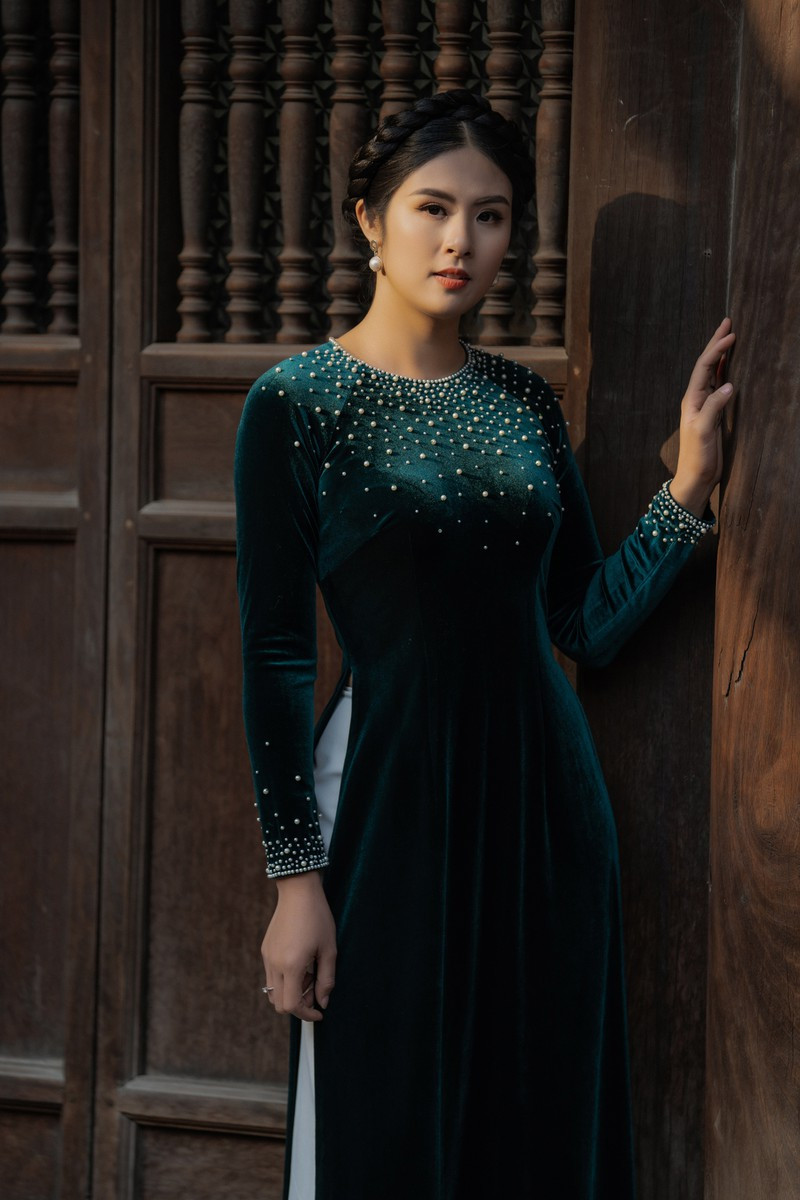  Chất liệu này từng là biểu tượng của sự sang trọng, quý phái và thường được các quý bà, quý cô của những thập niên trước diện vào dịp lễ Tết.