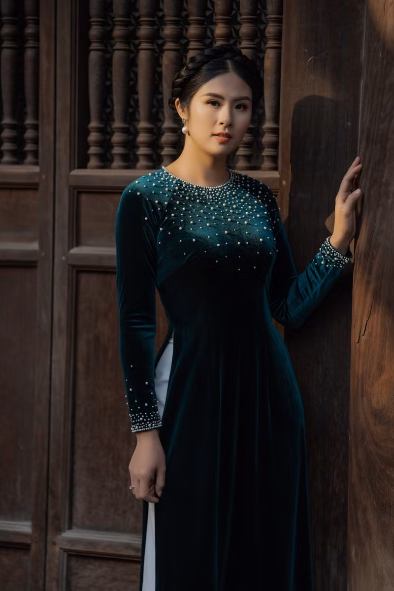  Chất liệu này từng là biểu tượng của sự sang trọng, quý phái và thường được các quý bà, quý cô của những thập niên trước diện vào dịp lễ Tết.