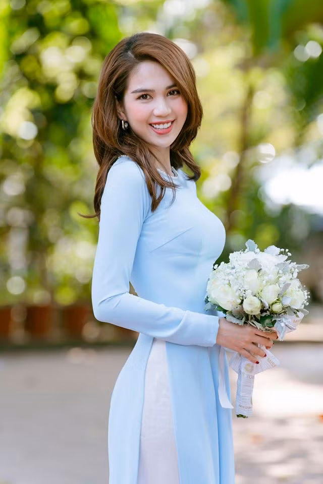 Mới đây, Ngọc Trinh thu hút sự quan tâm của cộng đồng mạng khi đăng tải loạt ảnh cô đi du Xuân đầu năm mới 2020. 