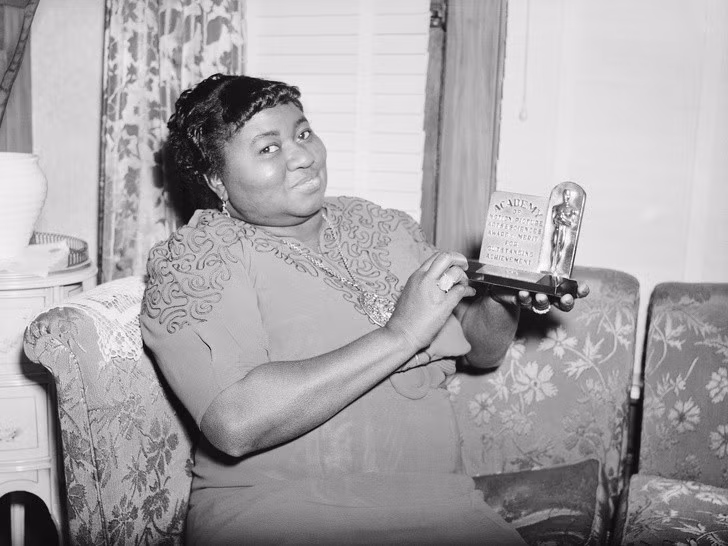 Người Mỹ gốc Phi đầu tiên giành được giải Oscar là Hattie McDaniel, người đã nhận giải Nữ diễn viên phụ xuất sắc nhất năm 1940 cho vai diễn trong bộ phim 