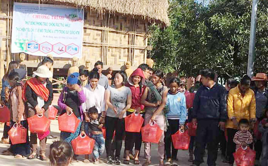 Hội Liên hiệp phụ nữ xã tặng làn nhựa cho các hội viên. Ảnh: Hà Phương Hội Liên hiệp phụ nữ xã tặng làn nhựa cho các hội viên. Ảnh: Hà Phương