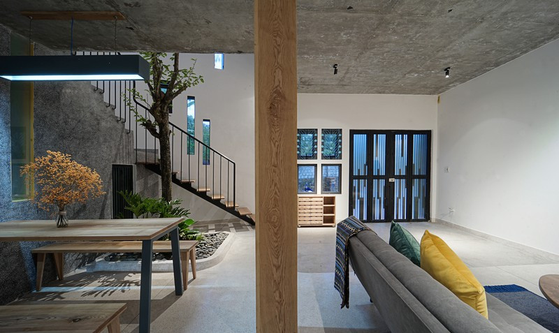 Việc sử dụng vật liệu thô, màu trung tính mang đến khả năng bắt sáng tuyệt vời cho ngôi nhà. Việc sử dụng vật liệu thô, màu trung tính mang đến khả năng bắt sáng tuyệt vời cho ngôi nhà.