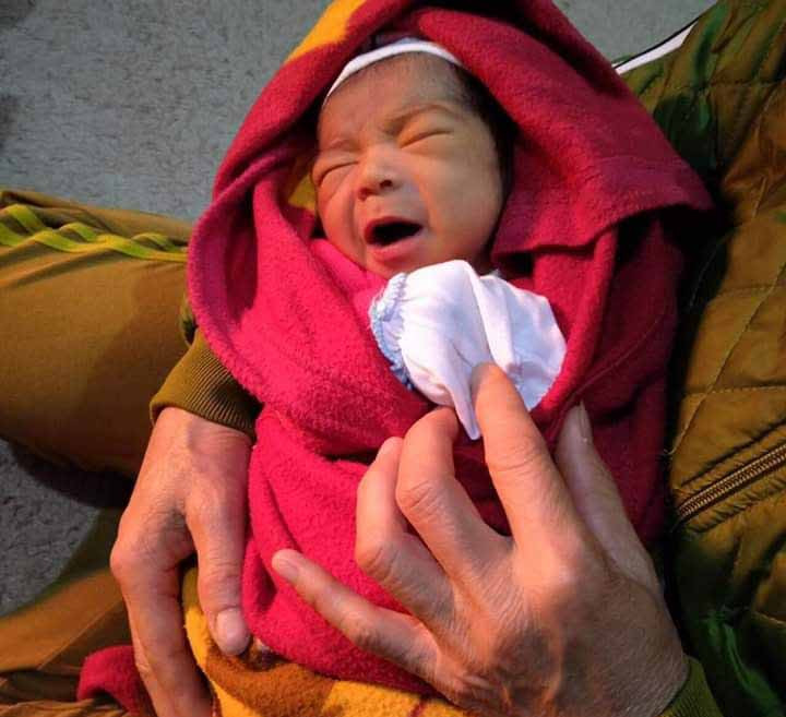 Cháu bé đã bị bỏ rơi khi vừa mới sinh. Ảnh: Văn Ngọc 