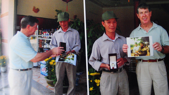 Ngày gặp lại để trao món quà sau 40 năm là một chiếc đồng hồ của ông Phil dành cho ông Lê Đình Cẩm - Ảnh: T.B.D. chụp lại