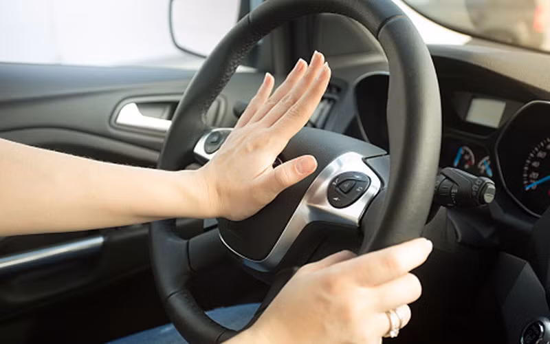  Tình trạng bấm còi xe như hiện nay có thể gây rɑ ô nhiễm tiếng ồn tại các thành phố lớn.