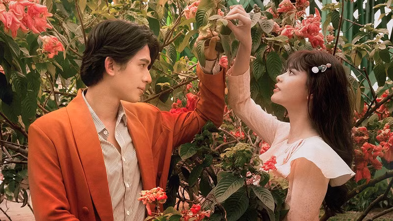 Không khí hoài cổ của những thập niên 80, 90, màu sắc MV nhẹ nhàng và ấm áp như điện ảnh, trang phục giản dị và thanh thoát, tạo hình nhân vật có chiều sâu… tất cả đã cùng tạo nên một tổng thể hoàn chỉnh cuốn hút khán giả đến từng giây một.