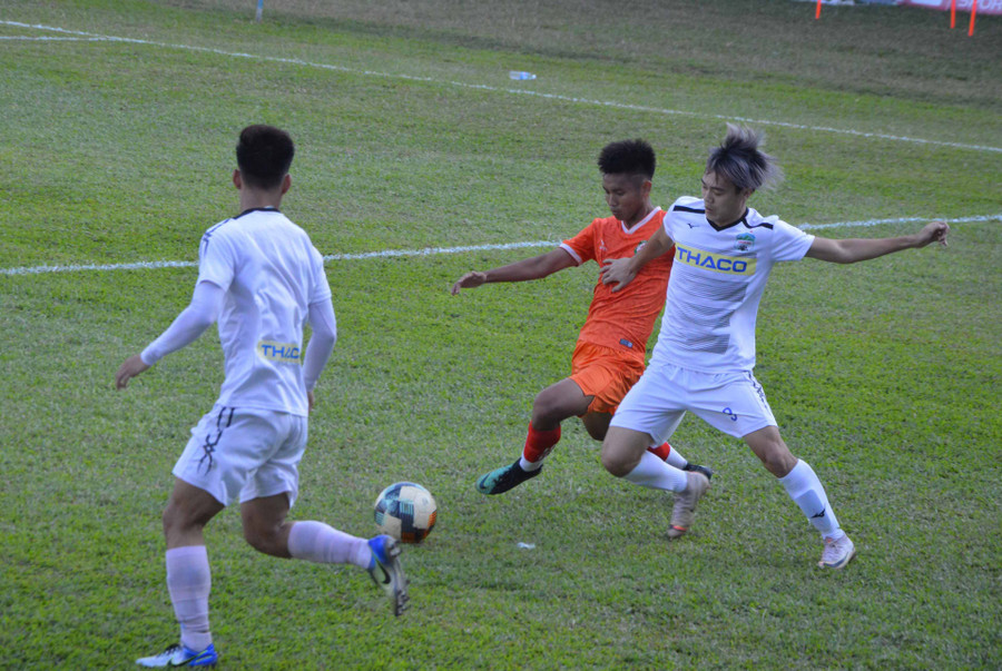Cầu thủ HAGL (áo trắng) giành chiến thăngd 2-0 trước Bình Định FC (áo đỏ). Ảnh: Minh Vỹ