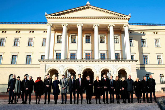 Cung điện hoàng gia của Na Uy nằm ở thủ đô Oslo có 173 phòng. Nơi đây chính thức trở thành nơi ở của hoàng tộc Na Uy từ năm 1849. Công trình này mở cửa cho người dân tham quan vào những tháng mùa hè trong năm. Ảnh: Reuters. Cung điện hoàng gia của Na Uy nằm ở thủ đô Oslo có 173 phòng. Nơi đây chính thức trở thành nơi ở của hoàng tộc Na Uy từ năm 1849. Công trình này mở cửa cho người dân tham quan vào những tháng mùa hè trong năm. Ảnh: Reuters.