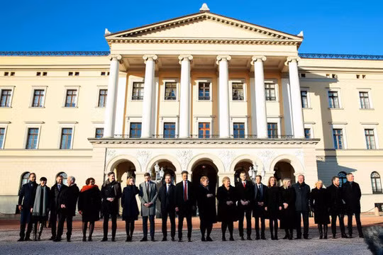 Cung điện hoàng gia của Na Uy nằm ở thủ đô Oslo có 173 phòng. Nơi đây chính thức trở thành nơi ở của hoàng tộc Na Uy từ năm 1849. Công trình này mở cửa cho người dân tham quan vào những tháng mùa hè trong năm. Ảnh: Reuters. Cung điện hoàng gia của Na Uy nằm ở thủ đô Oslo có 173 phòng. Nơi đây chính thức trở thành nơi ở của hoàng tộc Na Uy từ năm 1849. Công trình này mở cửa cho người dân tham quan vào những tháng mùa hè trong năm. Ảnh: Reuters.