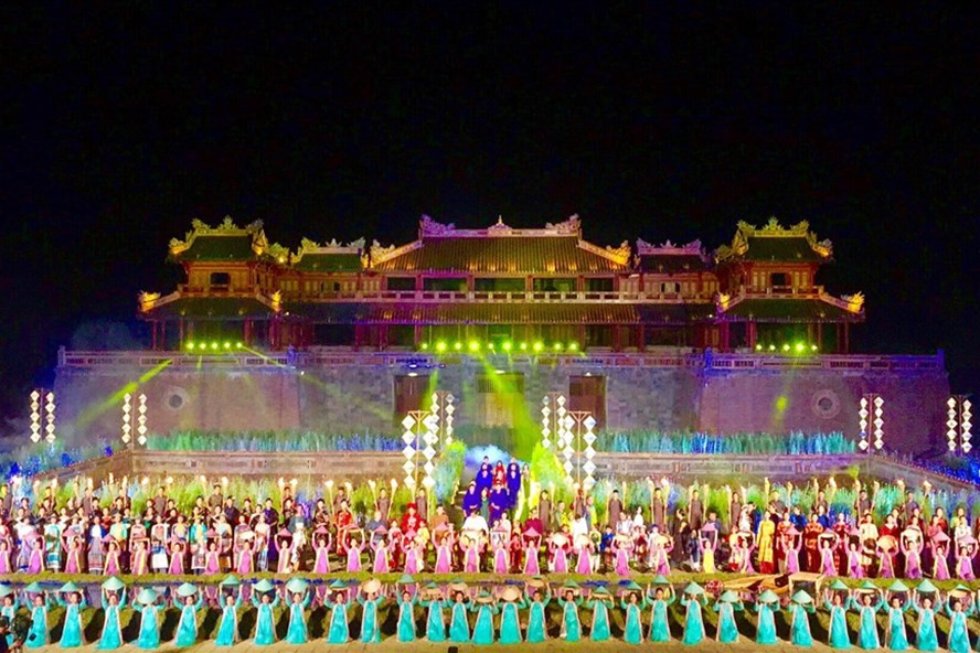 Lãnh đạo tỉnh Thừa Thiên - Huế quyết định lùi thời gian tổ chức Festival Huế 2020 do dịch Covid-19. Lãnh đạo tỉnh Thừa Thiên - Huế quyết định lùi thời gian tổ chức Festival Huế 2020 do dịch Covid-19.