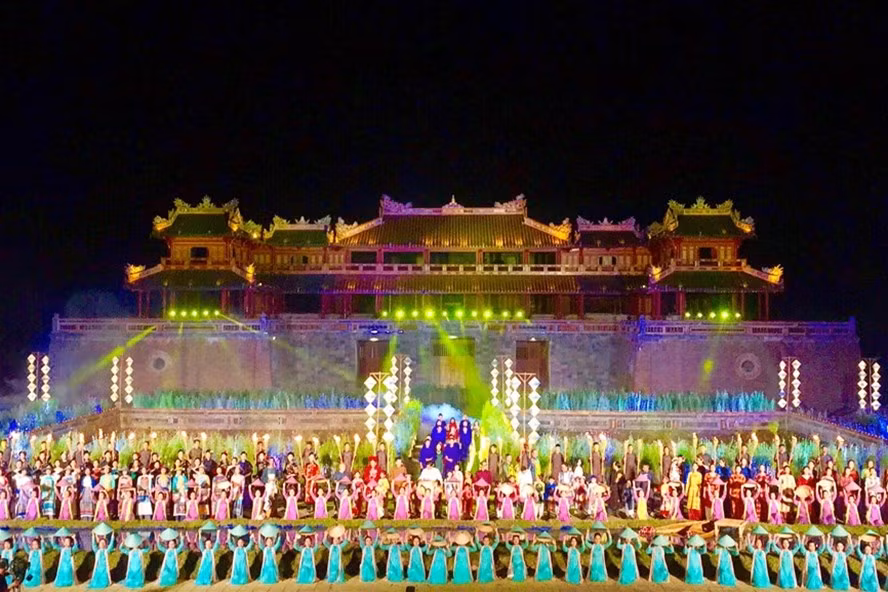 Lãnh đạo tỉnh Thừa Thiên - Huế quyết định lùi thời gian tổ chức Festival Huế 2020 do dịch Covid-19. Lãnh đạo tỉnh Thừa Thiên - Huế quyết định lùi thời gian tổ chức Festival Huế 2020 do dịch Covid-19.