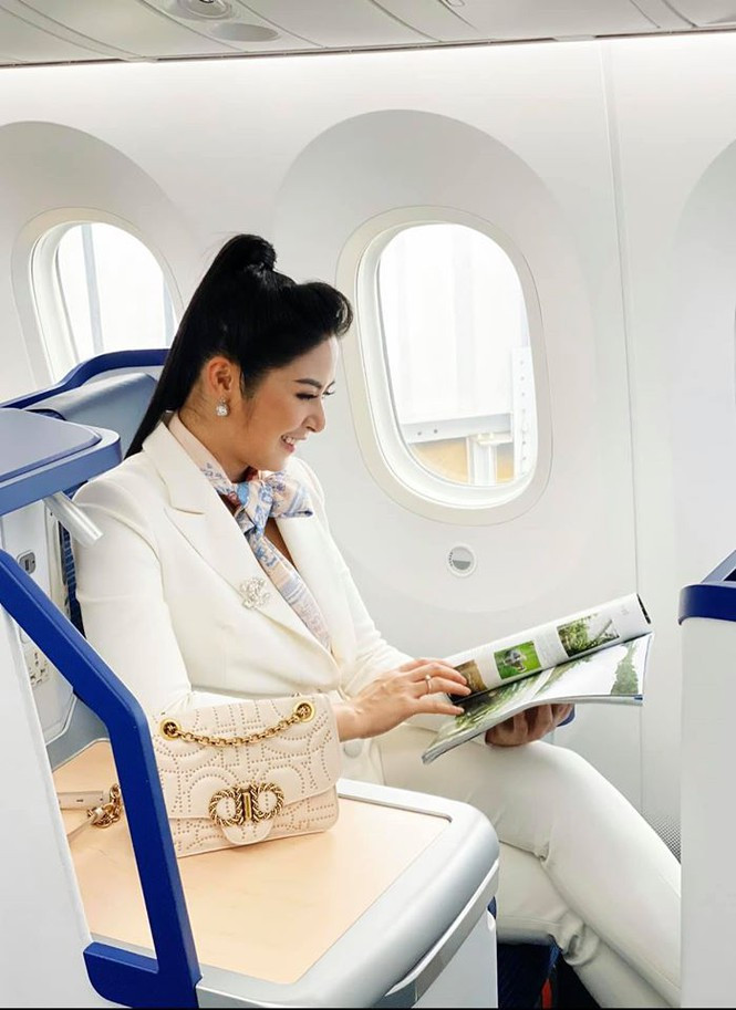 Người đẹp diện vest trắng thanh lịch, xách túi hàng hiệu đồng điệu với trang phục. Người đẹp diện vest trắng thanh lịch, xách túi hàng hiệu đồng điệu với trang phục.