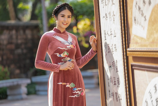 Qua một số bức ảnh được đăng tải trên mạng xã hội, Ngọc Hân và hôn phu được khen đẹp đôi, có tướng phu thê. Qua một số bức ảnh được đăng tải trên mạng xã hội, Ngọc Hân và hôn phu được khen đẹp đôi, có tướng phu thê.