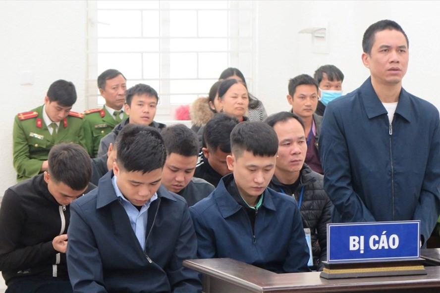  Nhóm bị cáo tại phiên tòa sơ thẩm (ngồi phía trước).