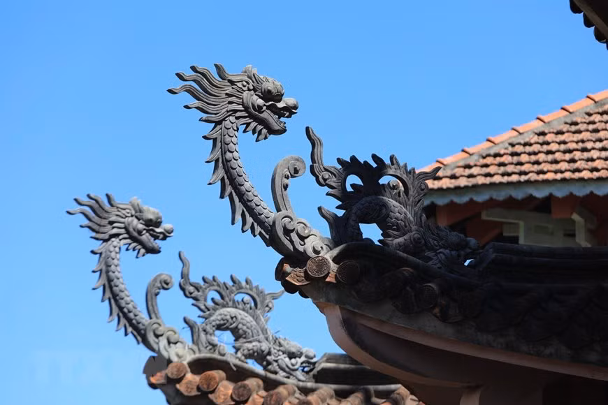 Những đầu đao hình rồng tại chùa Bửu Minh. (Ảnh: Thành Đạt/TTXVN)