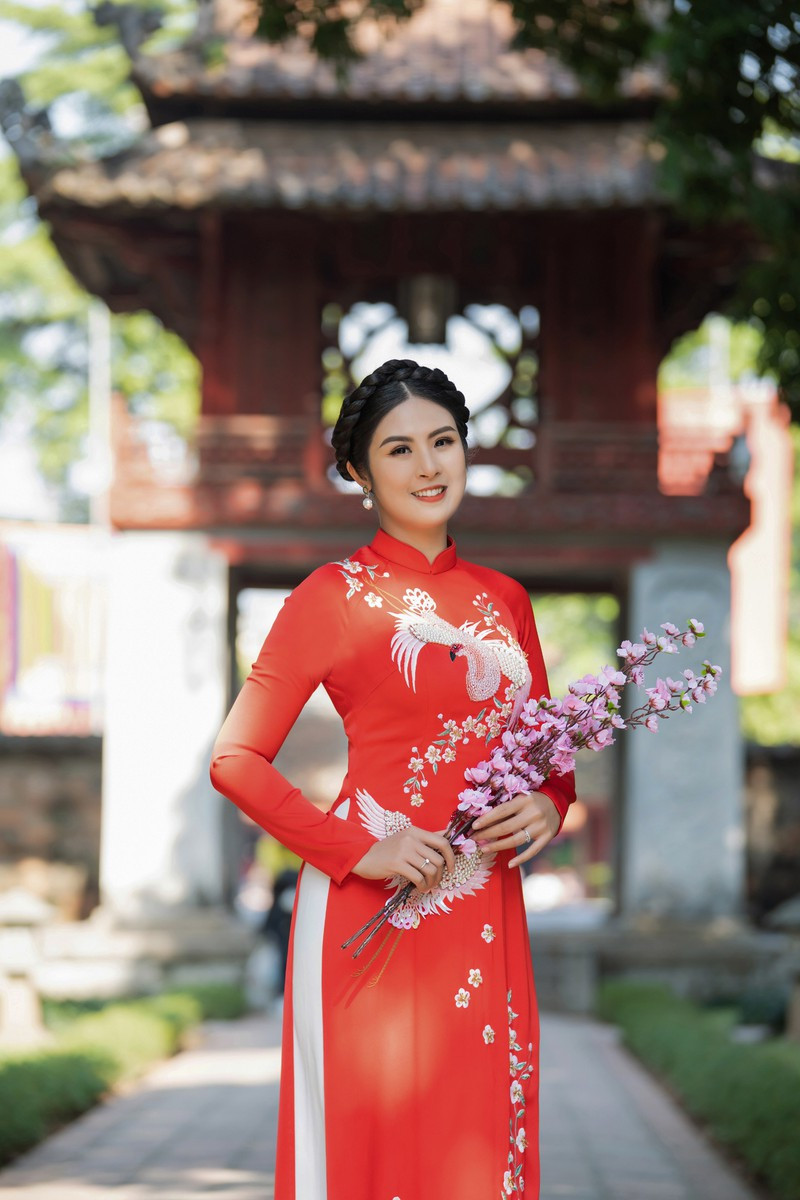 Mới đây, tranh thủ ngày Hà Nội có nắng, Hoa hậu Ngọc Hân đã thực hiện một bộ ảnh kỷ niệm với BST áo dài mới nhất của mình.