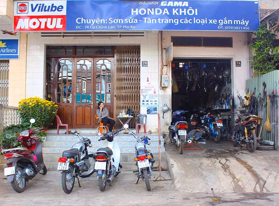 Cửa tiệm Honda Khôi là địa chỉ sửa xe tin cậy lâu năm của người dân trong và ngoài tỉnh. Ảnh: Hồng Thi
