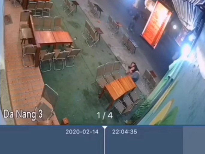 Nạn nhân (khoanh đỏ) bị một đối tượng chém gục bằng mã tấu Nạn nhân (khoanh đỏ) bị một đối tượng chém gục bằng mã tấu