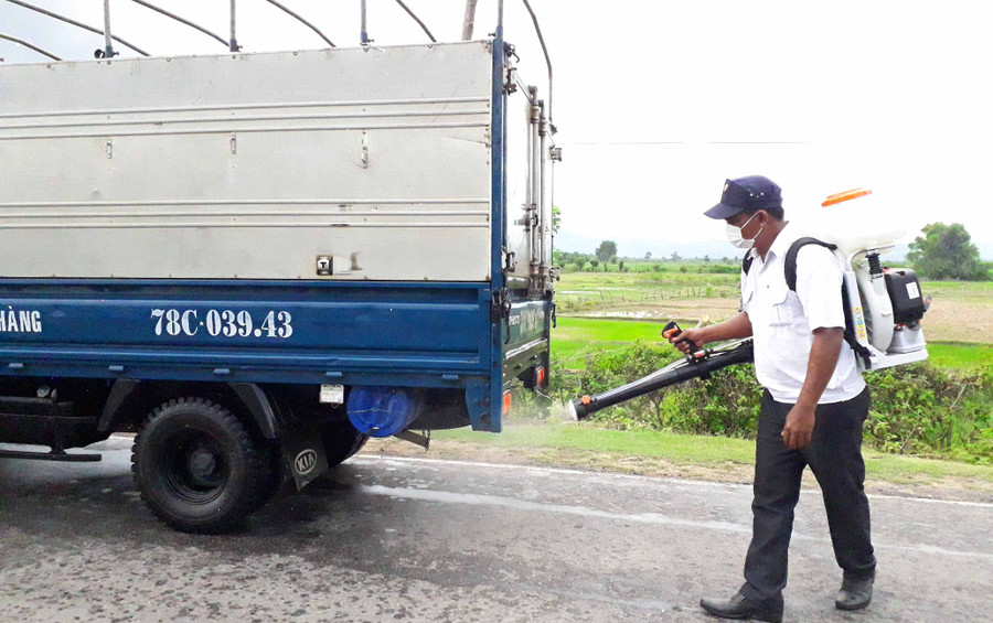 Cơ quan chức năng phun thuốc tiêu độc khử trùng. Ảnh: Lê Nam