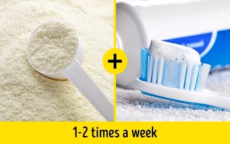 Sữa bột và kem đánh răng: Lấy kem đánh răng lên bàn chải như bình thường, sau đó rắc sữa bột lên trên để đánh răng. Bạn hãy áp dụng công thức này 1-2 lần/tuần để có hiệu quả tốt nhất.