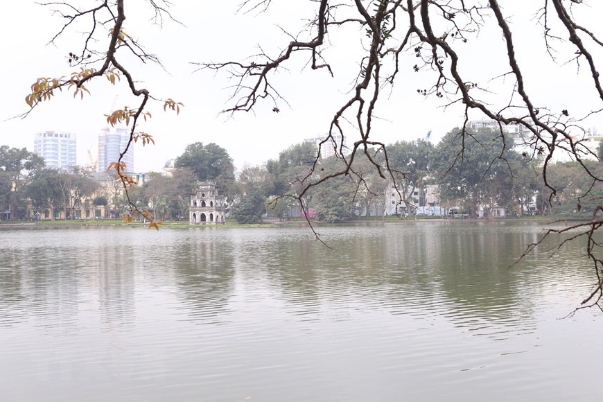 Hồ Gươm khúc giao mùa khi Xuân vừa sang, nhưng vẫn còn vương chút Đông ở lại. (Ảnh: Anh Tuấn/TTXVN)