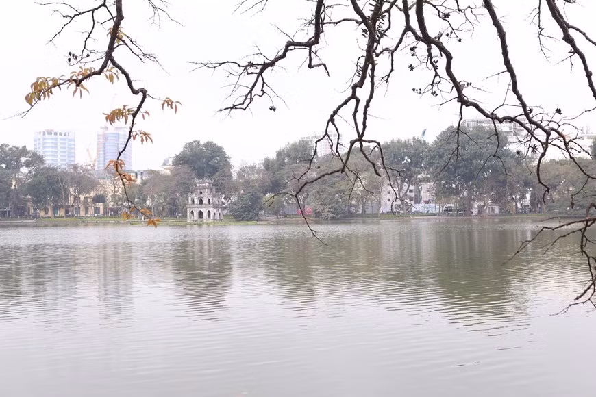 Hồ Gươm khúc giao mùa khi Xuân vừa sang, nhưng vẫn còn vương chút Đông ở lại. (Ảnh: Anh Tuấn/TTXVN)