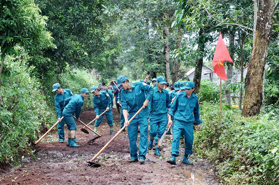 Lực lượng Dân quân tích cực tham gia xây dựng nông thôn mới tại xã Đak Sơ Mei. Ảnh: Anh Huy