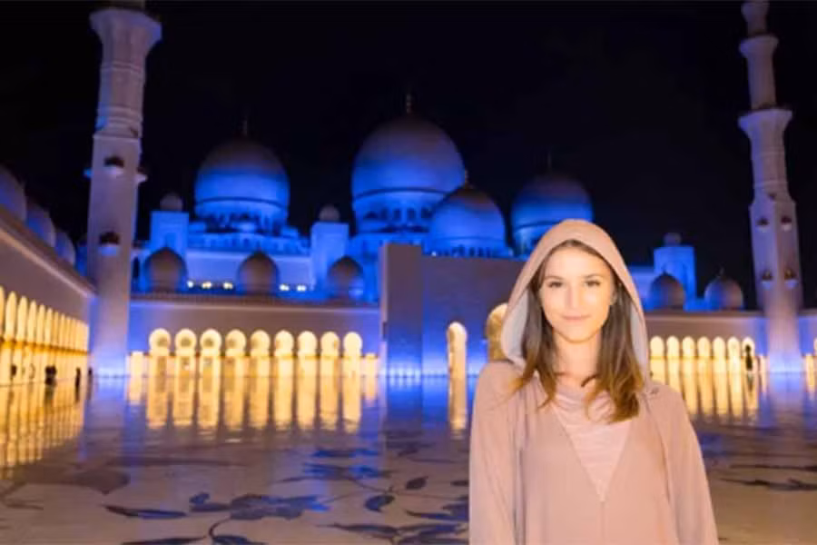 Một công trình kiến trúc ở Abu Dhabi. Ảnh: Lexie Alford