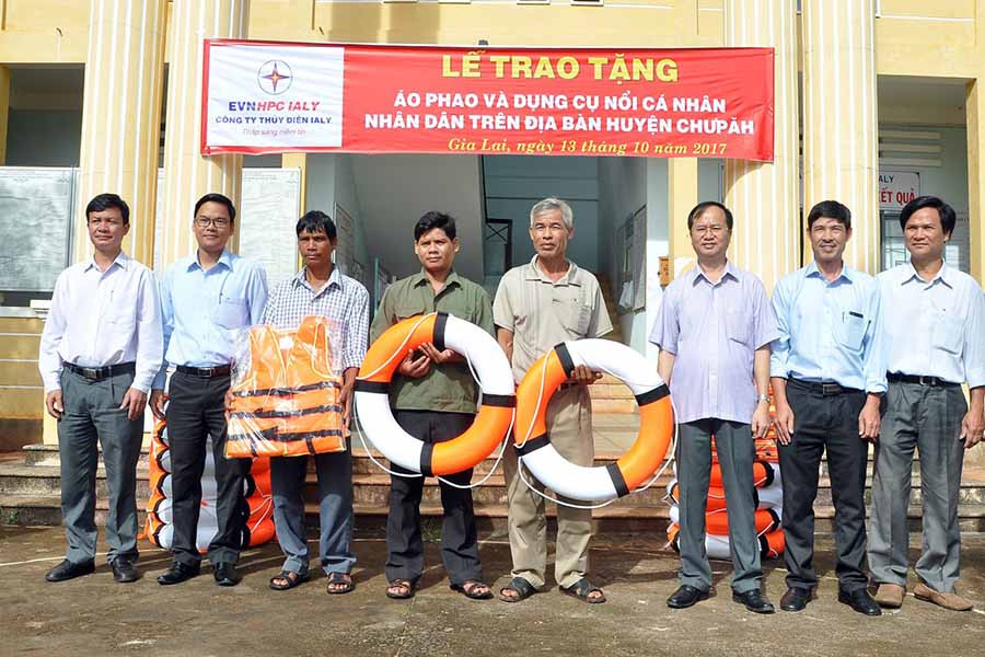 Trao tặng áo phao và phao cứu sinh cho người dân xã Ia Kreng (huyện Chư Pah).