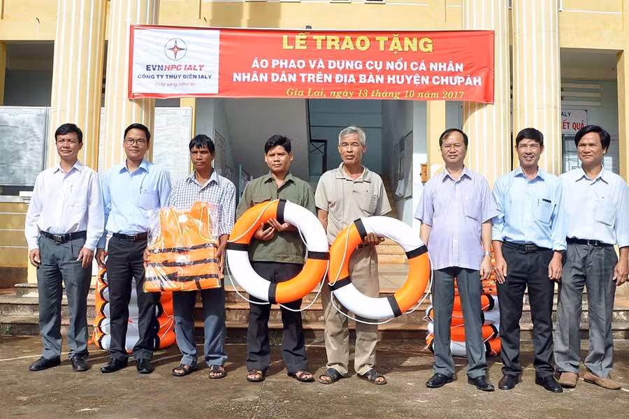 Trao tặng áo phao và phao cứu sinh cho người dân xã Ia Kreng (huyện Chư Pah).