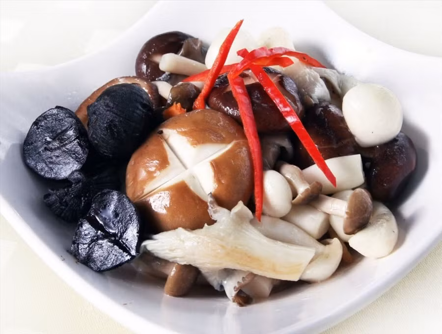  Tỏi đen có thể sử dụng trực tiếp hoặc ngâm rượu đều phát huy tác dụng.