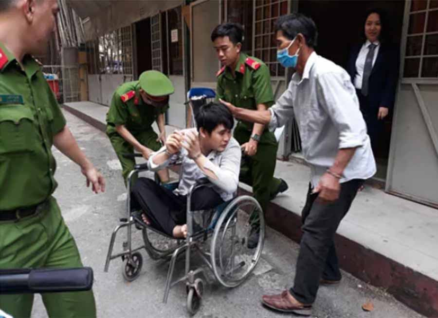  Người cha động viên con trai an tâm trở về nhà tạm giam